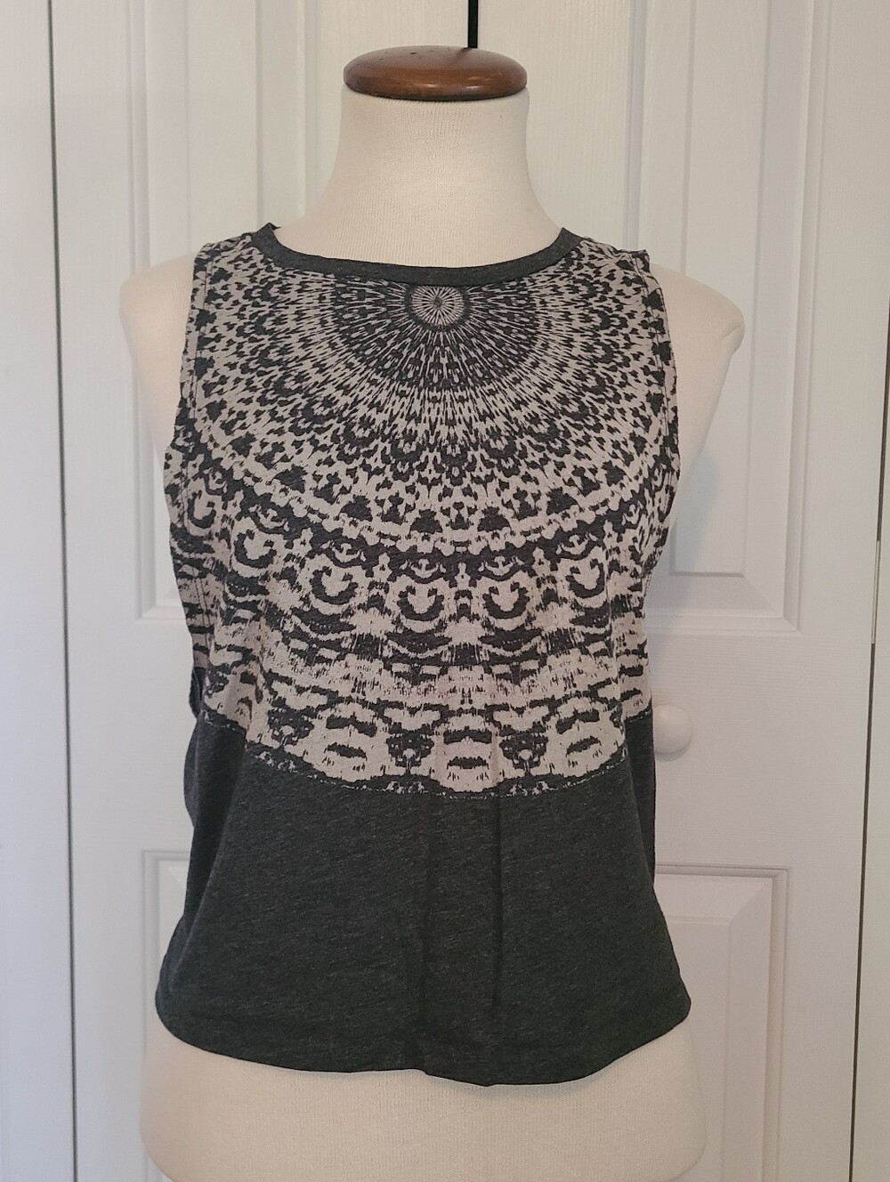Billabong Women's Surfer Top cropped Size L Muscle Tank Geometric Aztec